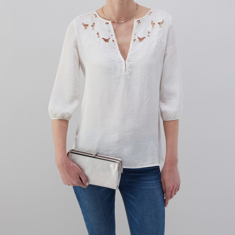 Lauren Clutch-Wallet in Metallic Leather - Silver