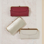 Lauren Clutch-Wallet in Pebbled Leather - Powder White