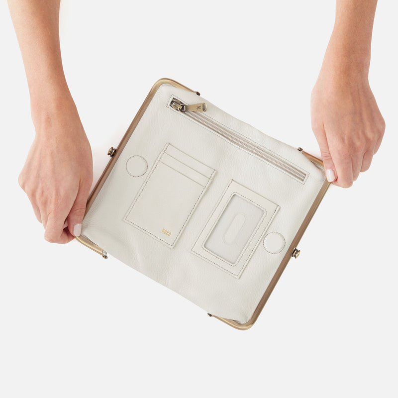 Lauren Clutch-Wallet in Pebbled Leather - Powder White