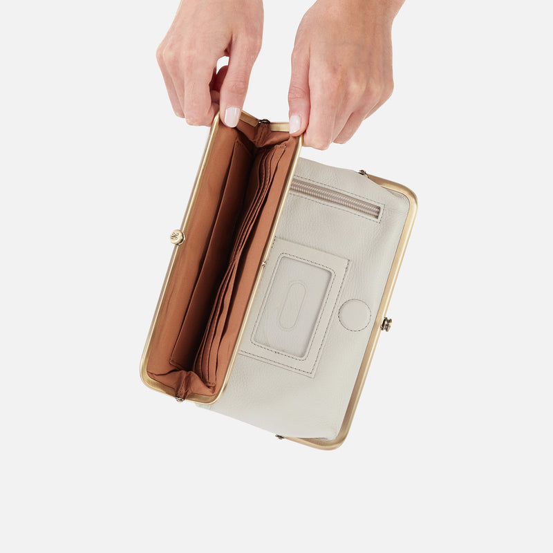 Lauren Clutch-Wallet in Pebbled Leather - Powder White