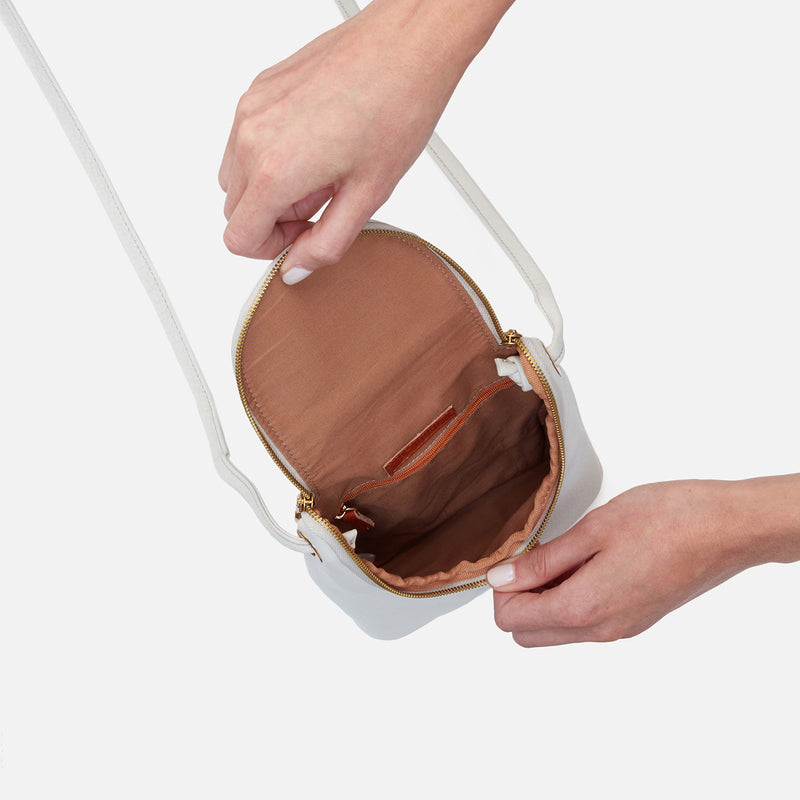 Fern Crossbody in Pebbled Leather - Powder White