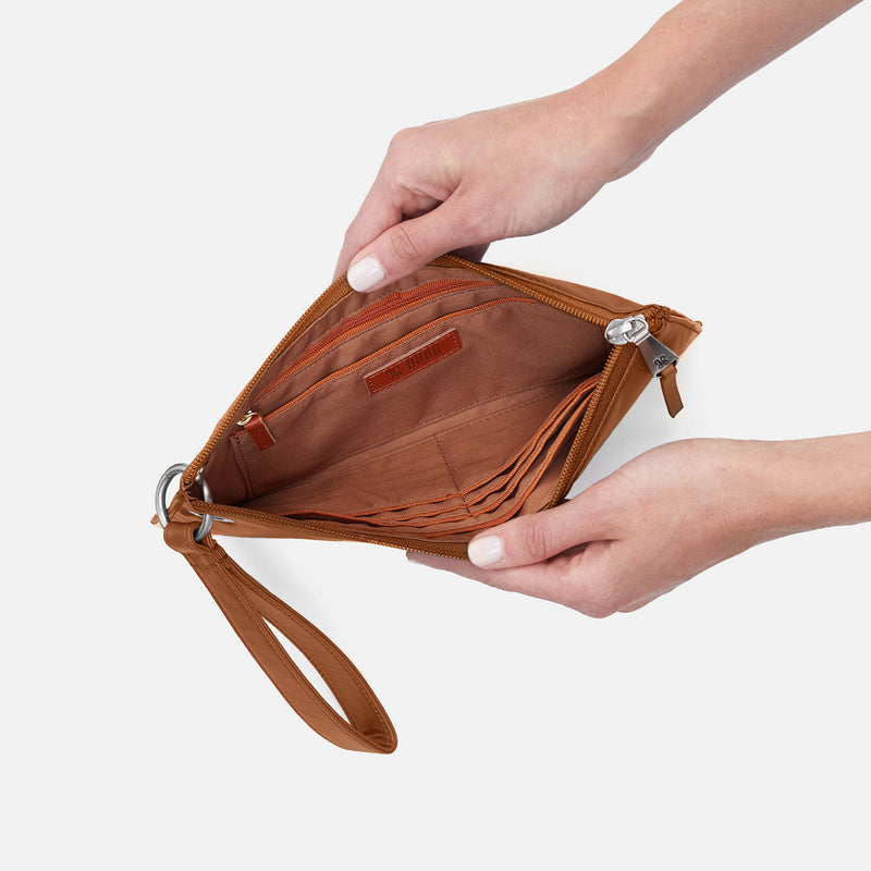 Vida Wristlet in Polished Leather - Truffle
