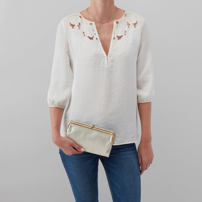 Lauren Clutch-Wallet in Metallic Leather - Pearled Silver